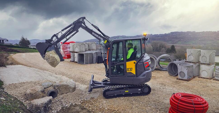 COMPACT BUT POWERFUL NEW VOLVO EC37 AND ECR40 EXCAVATORS